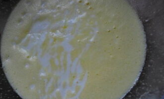 Đổ kefir vào hỗn hợp này. Khuấy.