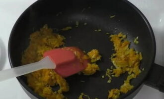 Värm vegetabilisk olja i en stekpanna. Tillsätt genast lök och paprika. Stek på låg värme tills de är gyllenbruna. Tillsätt morötter till de stekta grönsakerna och koka under omrörning i ytterligare 5 minuter. Var noga med att inte bränna grönsakerna, annars försämras smaken av såsen.