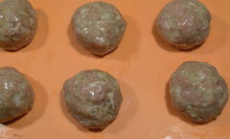 Amb les mans untades, dividiu la base de carn en el nombre de nius de pasta disponibles. En el nostre cas, n'hi ha sis.