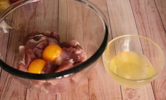 Să începem să pregătim marinada pentru carnea de porc. Adauga galbenusurile separate de albusuri direct in carne. 