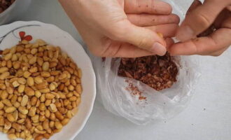 Ezután hűtsük le a diót, és távolítsuk el a héját, miközben a földimogyorót dörzsöljük a tenyereink között.