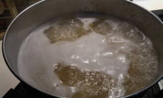 Trieu una paella i ompliu-la a la meitat d'aigua. Posar al foc i afegir la pasta. Cuineu-los fins que estiguin al dente. Trieu una paella i ompliu-la a la meitat d'aigua. Posar al foc i afegir la pasta. Cuineu-los fins que estiguin al dente.