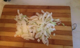 Giet een beetje olijfolie in de koekenpan waarin je de borst hebt gebakken en doe er een stuk boter in: laat het smelten. Schil op dit moment de ui en knoflook en hak ze fijn: je kunt een speciale crush gebruiken. Fruit de ui en knoflook in een koekenpan op laag vuur: dit duurt ongeveer 5 minuten. 