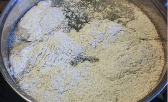 Aboqui la farina de sègol tamisada a l'aigua bullint. És millor abocar-hi les parts per tal que la remoció sigui més fàcil i que no es formin grumolls grans. Aboqui la farina de sègol tamisada a l'aigua bullint. És millor abocar-hi les parts per tal que la remoció sigui més fàcil i que no es formin grumolls grans.
