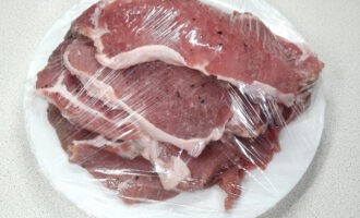 Talunin ang karne, ngunit hindi hanggang transparent, isalansan ito sa isang plato at takpan ng cling film upang hindi ito matuyo. Ilagay ito sa refrigerator.