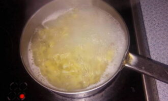 Vul een kleine pan met water en plaats deze op het vuur om te verwarmen. Zodra de vloeistof kookt, zout het en voeg een lepel plantaardige olie toe.Deze kleine trucjes zorgen ervoor dat de pasta niet blijft plakken, zelfs niet na het afkoelen. Giet de producten in de pan en kook tot ze klaar zijn. De kooktijd staat op de verpakking en varieert afhankelijk van het soort pasta. Je kunt producten van elke vorm nemen, het belangrijkste is dat ze gemaakt zijn van durumtarwe. 