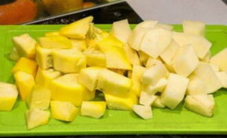 Hetzelfde doen we met courgette en aardappelen. Ze kunnen in blokjes worden gesneden.
