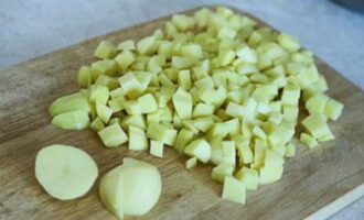 Vervolgens schillen we de aardappelen en snijden ze ook.