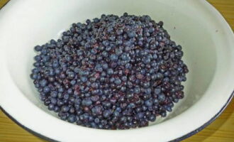 Pagkatapos, banlawan ang mga berry sa ilalim ng tubig at hayaang matuyo.