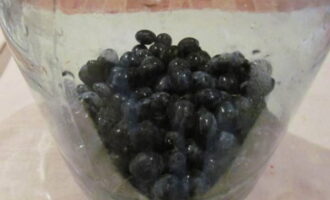 Submergem les baies preparades en un pot esterilitzat.