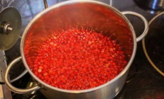 Đun sôi nho rồi nấu thêm 5 phút nữa.
