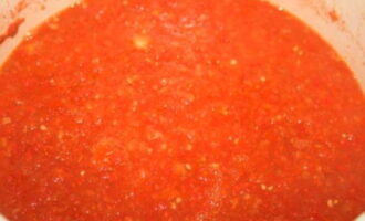 Trecem fiecare ingredient printr-o mașină de tocat carne. Se pune masa rezultată într-o cratiță și se aduce la fierbere.