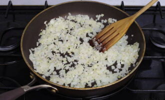 Häll lite vegetabilisk olja i stekpannan. Sätt på spisen och ställ en stekpanna med olja på brännaren. Efter 1-2 minuter, häll löken i behållaren och fräs den tills den är mjuk i cirka tre minuter. Häll lite vegetabilisk olja i stekpannan. Sätt på spisen och ställ en stekpanna med olja på brännaren. Efter 1-2 minuter, häll löken i behållaren och fräs den tills den är mjuk i cirka tre minuter.