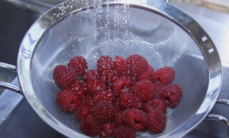 Inaayos namin ang mga raspberry. Inaalis namin ang bulok at sira na mga berry. Hugasan namin ang mga berry sa maligamgam na tubig. Ang pinaka-maginhawang paraan upang gawin ito ay sa isang colander. Mag-iwan ng ilang sandali ng malinis na mga berry upang maalis ang labis na likido. 