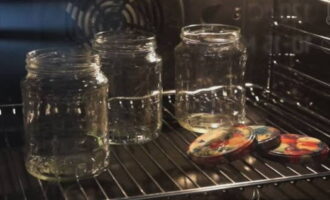 Apoi vom fi siguri că sterilizăm borcanele într-un mod convenabil pentru tine, fără a uita de sterilizarea capacelor.