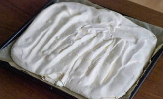 Bekleed de ovenschaal, namelijk de bakplaat, met bakpapier of ander papier zodat de meringue niet aanbrandt. En nadat je het hebt gevuld met de eiwitmassa, strooi je er amandelbloemblaadjes over en bak je in een voorverwarmde oven op 170-180 graden tot er een lichte blos ontstaat.