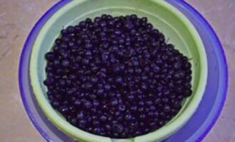 Hoe maak je bosbessenconfiture klaar voor de winter? Sorteer de bessen, spoel ze af onder stromend water en laat ze uitlekken in een vergiet.