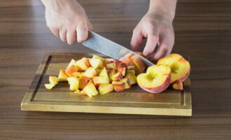 Paano gumawa ng peach jam para sa taglamig? Hugasan ang mga prutas, alisin ang mga buto, gupitin ang pulp sa mga cube.