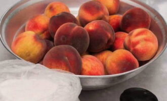 Com preparar la compota de préssec per a l'hivern en un pot de 3 litres? Rentar i assecar els fruits.