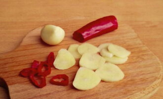 Com preparar deliciosos cogombres amb mostassa per a l'hivern en pots? Rentar els cogombres. Talleu els grans d'all a rodanxes fines, el pebrot picant en anelles.