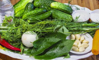 Cum se prepară castraveți crocanți din conserve pentru iarnă în borcane de 1 litru? Spălați castraveții și verdeața. Curățați usturoiul și ceapa. Cum se prepară castraveți crocanți din conserve pentru iarnă în borcane de 1 litru? Spălați castraveții și verdeața. Curățați usturoiul și ceapa.