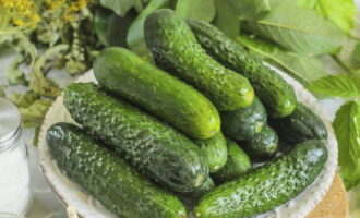 Cum să prepari murături crocante în borcane într-un mod rece pentru iarnă? Spălați și uscați castraveții.