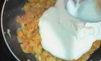Voeg tegelijkertijd een theelepel bloem toe aan de pan en meng goed. Giet de room erbij en roer opnieuw.Vind je de saus te dik, verdun hem dan met een beetje melk. Voeg tegelijkertijd een theelepel bloem toe aan de pan en meng goed. Giet de room erbij en roer opnieuw. Vind je de saus te dik, verdun hem dan met een beetje melk.