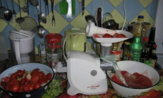 Treceți ingredientele printr-o mașină de tocat carne.
