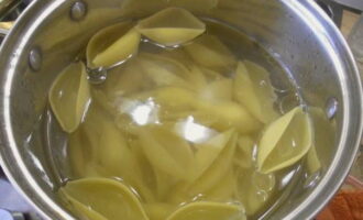 Bulliu les closques de pasta en aigua amb sal fins que estiguin tendres. Poseu-los en un colador i refredeu-los. Bulliu les closques de pasta en aigua amb sal fins que estiguin tendres. Poseu-los en un colador i refredeu-los.