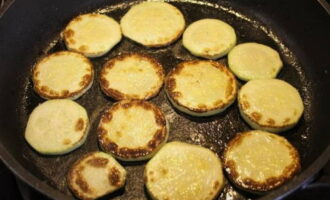 Bak de bereide courgette aan beide kanten in plantaardige olie. Kook tot het helderbruin is. Bak de bereide courgette aan beide kanten in plantaardige olie. Kook tot het helderbruin is.
