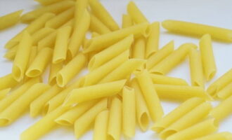 Acum trebuie să fierbi pastele. Alege pastele după gustul tău; bineînțeles, este mai sănătos să le folosești pe cele din grâu dur. Din punct de vedere al formei, ar trebui să se acorde preferință produselor tubulare (paste, pene, coarne). Turnați pastele în apă clocotită cu sare și fierbeți la foc mediu conform instrucțiunilor de pe ambalaj. Când pastele sunt gata, puneți-le într-o strecurătoare pentru a scurge apa.