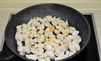 Ta en stekpanna och värm 2 matskedar vegetabilisk olja i den. Stek kycklingen på den tills den är något gyllenbrun. Salt och peppar