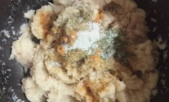 Transferați carnea tocată într-un castron adânc. Adăugați sare, piper negru măcinat și curry. Puteți folosi și ardei roșu. Se amestecă bine carnea tocată. Este recomandabil să faceți acest lucru cu mâinile, astfel încât condimentele să fie distribuite uniform. Transferați carnea tocată într-un castron adânc. Adăugați sare, piper negru măcinat și curry. Puteți folosi și ardei roșu. Se amestecă bine carnea tocată. Este recomandabil să faceți acest lucru cu mâinile, astfel încât condimentele să fie distribuite uniform.