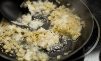 Rentem les cebes per eliminar la sorra i altres contaminants.Li traiem la closca. Talleu la ceba a daus petits. Torneu a escalfar la paella i afegiu-hi oli vegetal. Poseu les cebes. Fregiu la verdura durant 5 minuts. Com a resultat, la ceba ha de quedar tova, però no cruixent. Afegiu farina a les cebes fregides. Barregeu-ho tot bé perquè no es formin grumolls. Afegiu-hi els bolets ja fregits a les cebes i remeneu.  