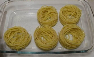 Untem el fons del motlle amb oli vegetal amb un raspall de silicona i estem els nostres nius.
