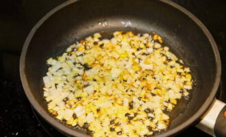 Afegiu el sucre i la sal a les cebes de fregir. Passats un parell de minuts, col·loqueu el guisat del pot sobre la ceba i el separeu a trossos perquè el guisat cobreixi tota la zona de la paella. Afegiu una mica de l'aigua que ha sobrat de la cocció de la pasta. Afegiu el sucre i la sal a les cebes de fregir. Passats un parell de minuts, col·loqueu el guisat del pot sobre la ceba i el separeu a trossos perquè el guisat cobreixi tota la zona de la paella. Afegiu una mica de l'aigua que ha sobrat de la cocció de la pasta.