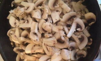 Was de champignons, snij ze in stukjes, doe ze in de pan en bak ze 10 minuten. Het water moet verdampen. 