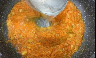 Prăjiți amestecul de legume câteva minute, apoi turnați apă, adăugați sare, piper și condimente. Închideți capacul și fierbeți timp de 5-7 minute.