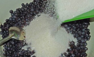 Magdagdag ng dalawang baso ng asukal sa produkto ng berry. Ibuhos sa 3 kutsarang tubig. Iwanan ang workpiece sa loob ng 2-4 na oras.