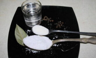 Vom pregăti cantitatea necesară de alte produse. Puneți condimentele, zahărul și sarea într-o cratiță și gătiți amestecul la foc mic timp de aproximativ 30 de minute.