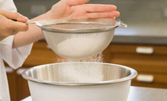Đặt một thùng chứa sâu riêng biệt. Đổ bột vào một cái rây mịn và rây ít nhất hai lần để nó được làm giàu oxy. Khi đó chiếc bánh sẽ trở nên bông xốp.