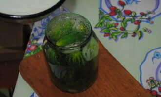 Doe komkommers, uien, paprika's, mierikswortelblaadjes, knoflook, dille en laurierblaadjes in een pot, gewassen met frisdrank en giet er kokend water overheen. Doe komkommers, uien, paprika's, mierikswortelblaadjes, knoflook, dille en laurierblaadjes in een pot, gewassen met frisdrank en giet er kokend water overheen.