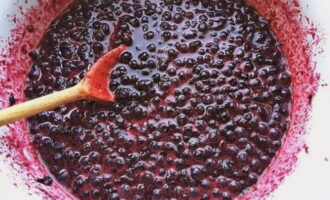 După ce fructele de pădure și-au eliberat sucul, le lăsăm pe unele întregi.
