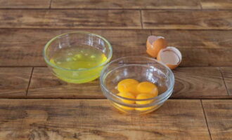 Để chuẩn bị bột, hãy đập trứng và tách lòng trắng ra khỏi lòng đỏ, sau đó để trong tủ lạnh để chờ sử dụng tiếp.
