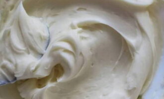 Laten we in de tussentijd verder gaan met het bereiden van de vulling. Voeg hiervoor mascarpone toe aan goed opgeklopte room en meng goed met een spatel totdat de massa homogeen van consistentie is. Vergeet niet om na 20 minuten te controleren of de meringue klaar is. 