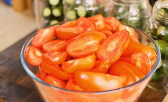 Was de tomaten goed en snijd ze in verschillende plakjes. Als de schil dik is, is het raadzaam deze te verwijderen. Was de tomaten goed en snijd ze in verschillende plakjes. Als de schil dik is, is het raadzaam deze te verwijderen.