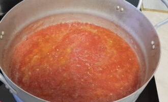 Haal de tomaten en paprika door een vleesmolen en breng op laag vuur aan de kook. Voeg vervolgens zout toe, meng en kook gedurende 15 minuten.