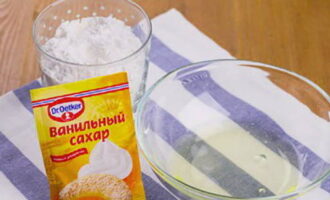 Pentru a pregăti glazura pentru prăjitura de Paște din zahăr pudră, pregătiți ingredientele necesare. Se spala oul si se separa albusul de galbenus.
