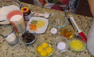 Com cuinar el pastís de Pasqua més deliciós en una màquina de pa? Prepareu tots els ingredients necessaris per coure el pastís de Pasqua. Rentar els fruits secs, assecar-los i barrejar-los amb una cullerada de farina.