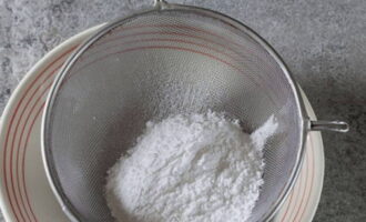 Com fer glaçat per al pastís de Pasqua amb clares d'ou i sucre? Tamisar el sucre en pols a través d'un colador fi perquè no quedin grumolls. Com fer glaçat per al pastís de Pasqua amb clares d'ou i sucre? Tamisar el sucre en pols a través d'un colador fi perquè no quedin grumolls.